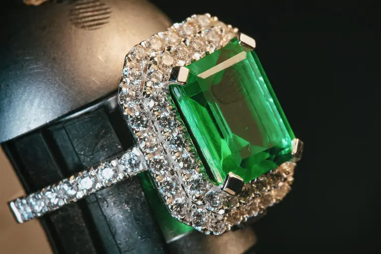 Anello con incastonatura a griffe con smeraldo verde | Accademia delle Arti Orafe