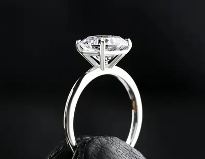 Un anello di diamante su sfondo nero | Accademia delle Arti Orafe