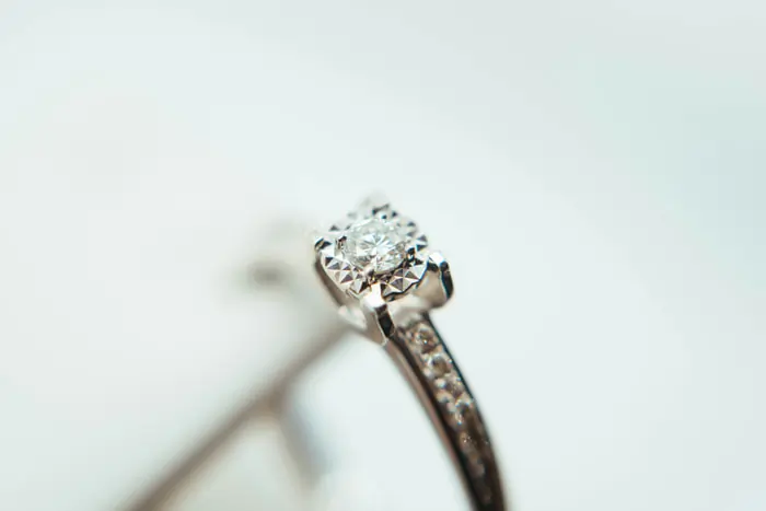 Anello con diamante di fidanzamento su sfondo bianco | Accademia delle Arti Orafe