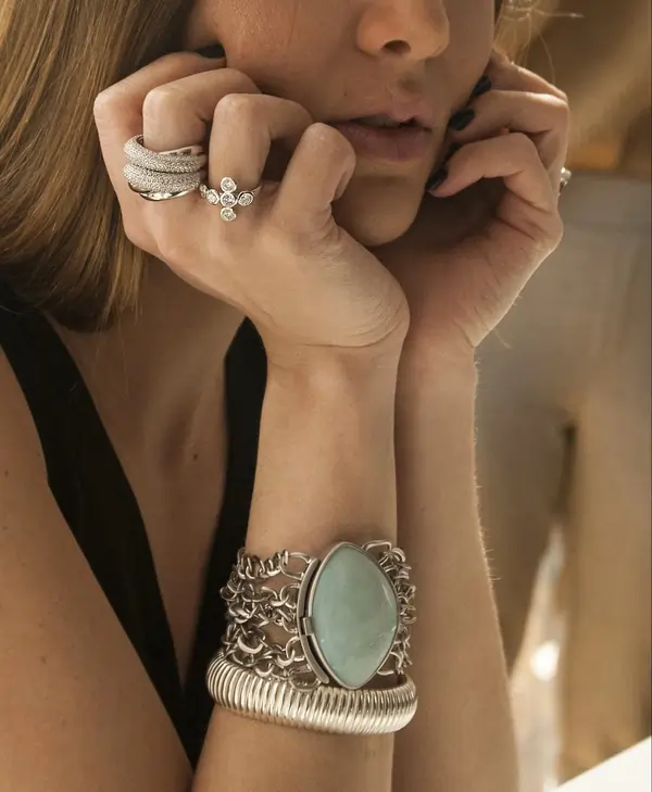 Una donna bionda dei giorni nostri con bracciale e anelli con design contemporaneo | Accademia delle Arti Orafe
